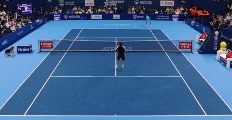 [VÍDEO] Thiago Wild consegue tweener incrível contra Tsitsipas e levanta público em Antuérpia