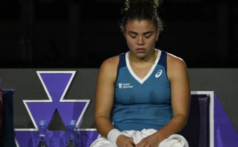 Paolini lamenta atuação em derrota que rendeu eliminação no WTA Finals: “Inaceitável”