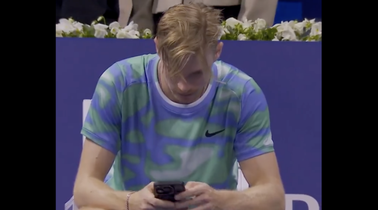 [VÍDEO] Shapovalov conquistou o título em Belgrado e… foi direto para as redes sociais