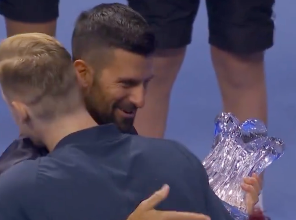 [VÍDEO] Shapovalov recebeu o troféu de Belgrado das mãos de Djokovic