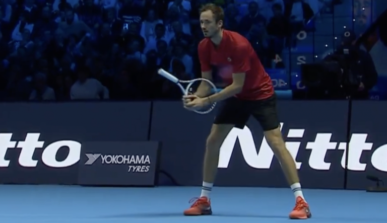 [VÍDEO] Medvedev perdeu a cabeça com atitude lamentável no ATP Finals