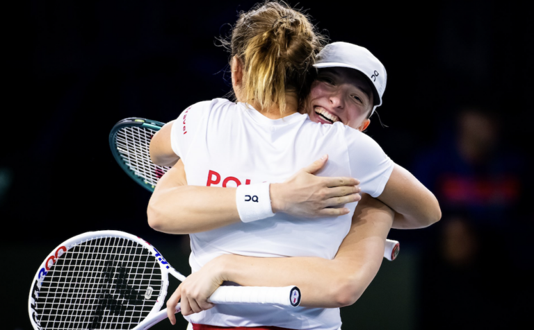 Swiatek vence nas simples e duplas e comanda vitória da Polônia na Billie Jean King Cup