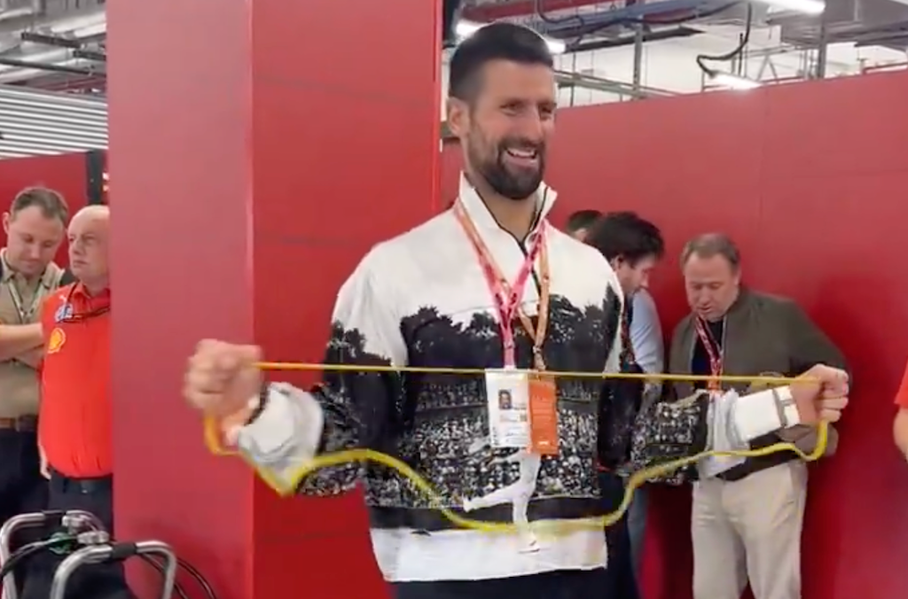 [VÍDEO] Djokovic se diverte na Fórmula 1 e até aqueceu… com a Ferrari