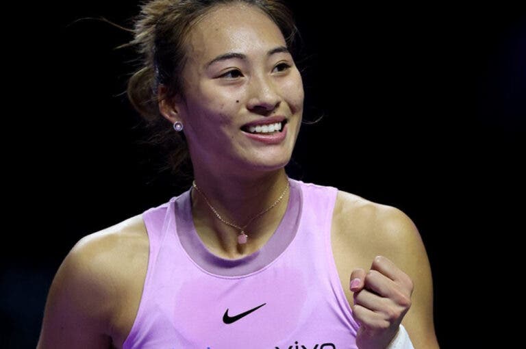 Zheng arrasa Paolini e se garante nas semifinais do WTA Finals