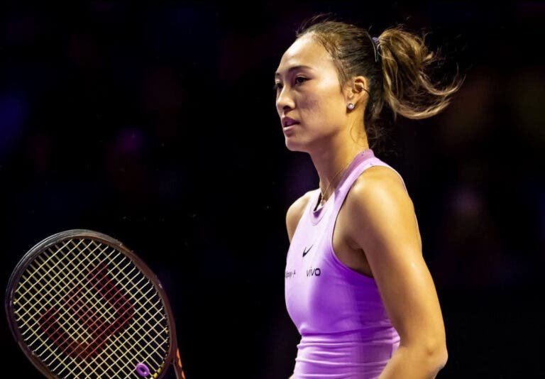 Zheng deixa Rybakina à beira da eliminação e sonha com WTA Finals