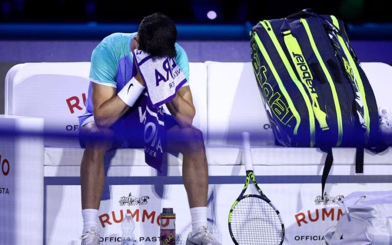 Alcaraz cancela treino e é dúvida para jogo contra Rublev no Finals