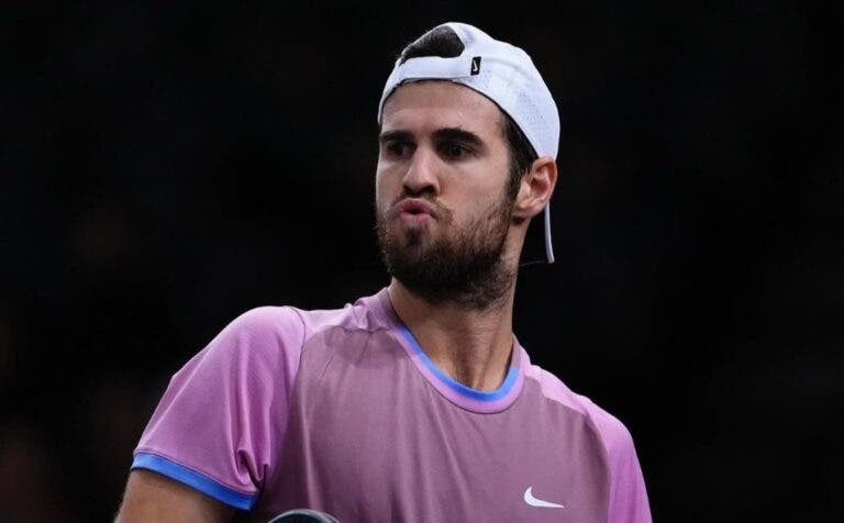 Khachanov voa para as semis em Paris e tira Dimitrov da luta pelo Finals