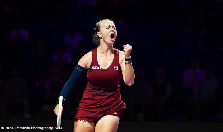 Krejcikova derrota Pegula e elimina a norte-americana do WTA Finals