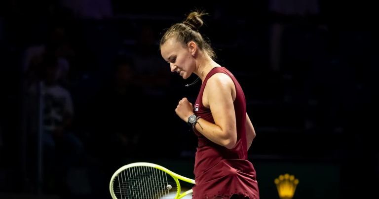 Krejcikova bate Gauff, vai às semis do WTA Finals e elimina Swiatek