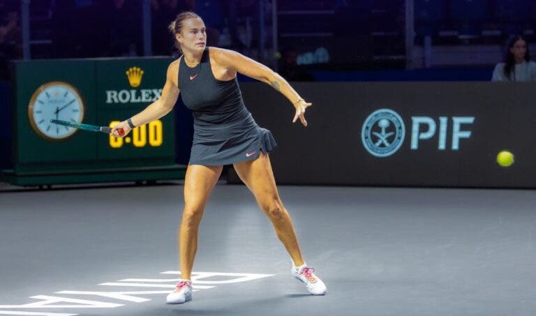 Sabalenka volta a vencer Zheng e estreia com vitória no WTA Finals