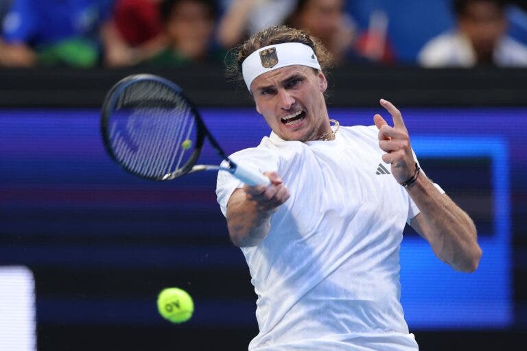 Zverev critica as bolas e revela estar jogando com dores no cotovelo