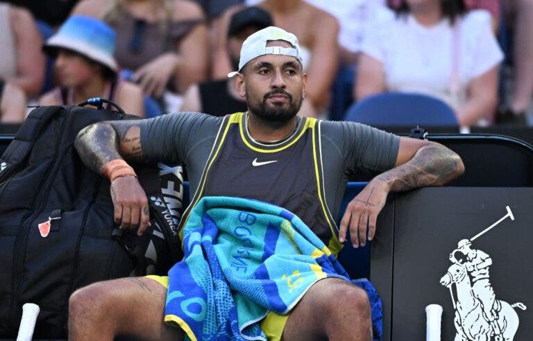 Kyrgios tentou recuperação épica, mas se despede na estreia do retorno a Melbourne