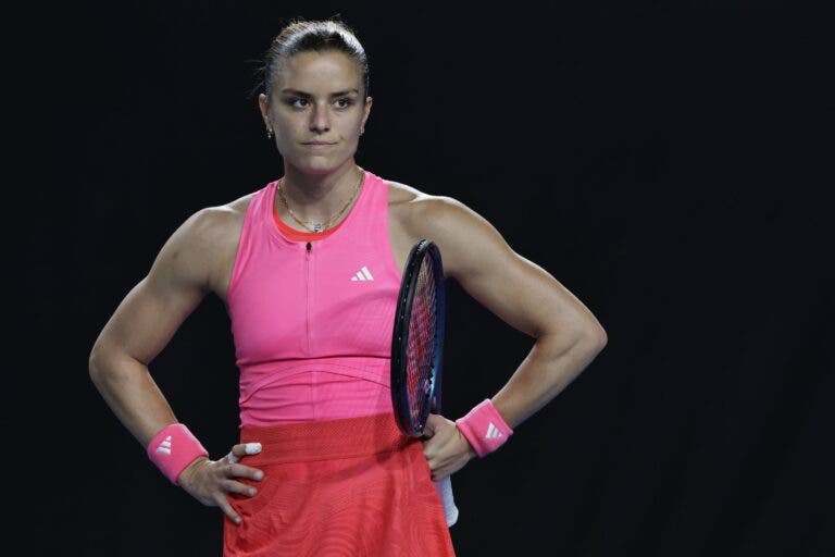 Sakkari volta a bater na trave e cai na estreia do Australian Open