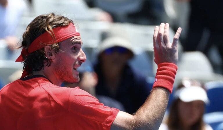 Tsitsipas agrava a crise profunda com derrota na estreia do Australian Open