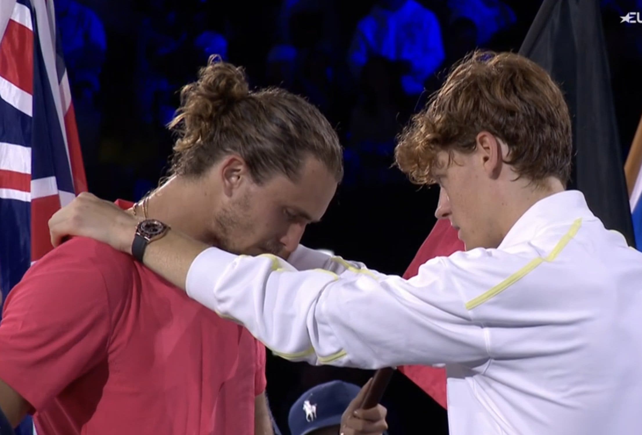 [VÍDEO] O bonito momento de fair-play de Sinner com Zverev após a final