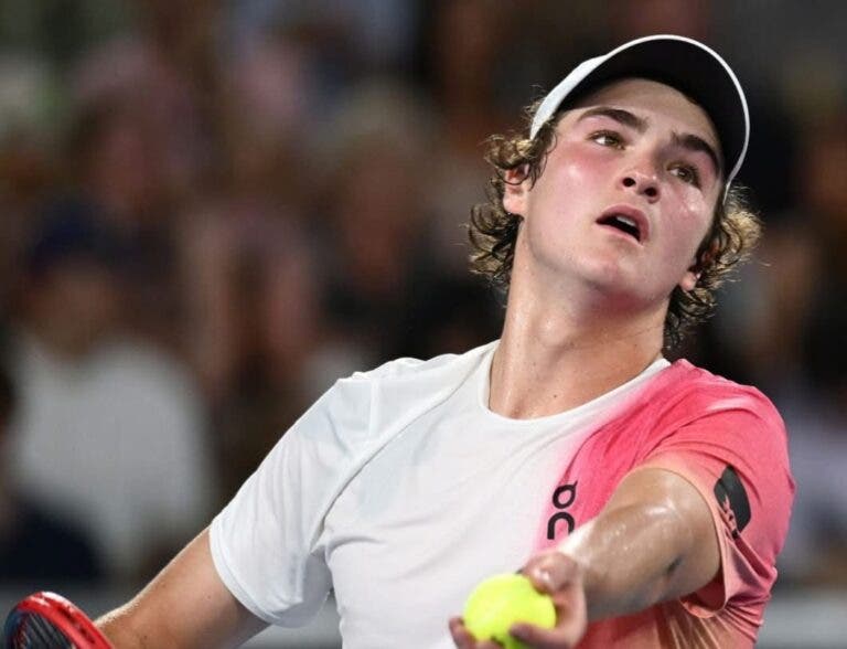 João Fonseca luta, mas cai em verdadeira batalha na segunda rodada do Australian Open