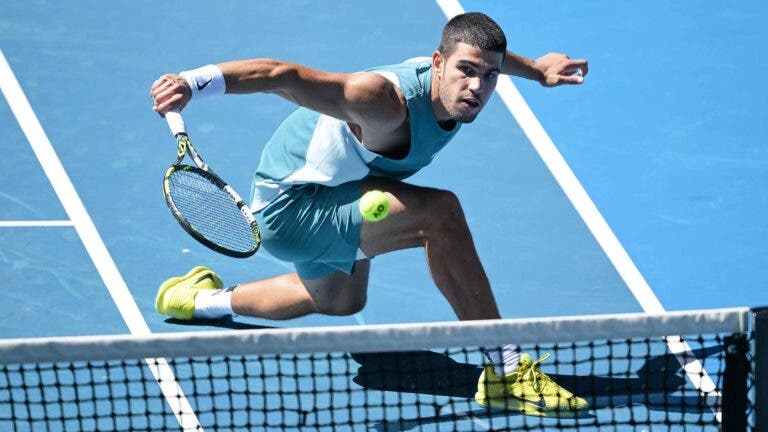 Alcaraz perde set, mas avança às oitavas no Australian Open