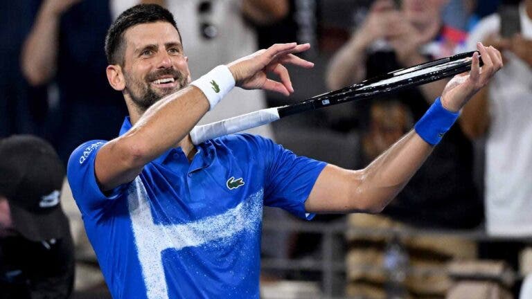 O céu é azul, a grama é verde: Djokovic faz 20-0 contra Monfils rumo às quartas em Brisbane