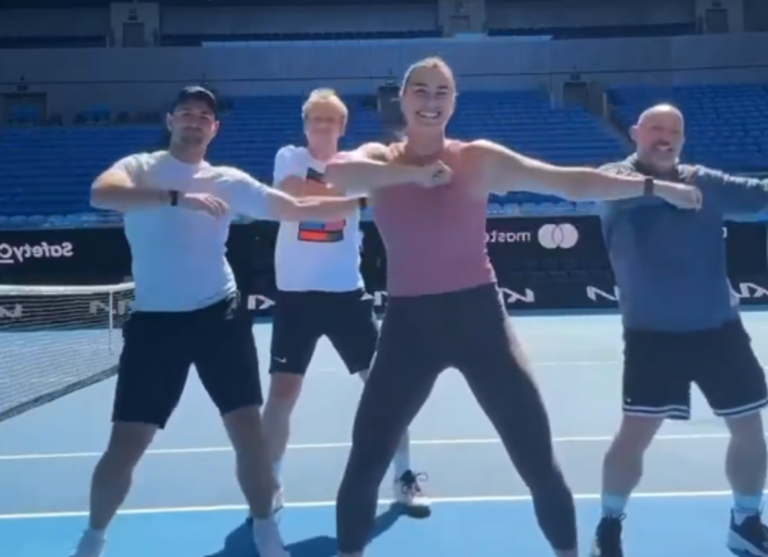 [VÍDEO] Sabalenka dá show com a equipe técnica e mostra talento… para a dança