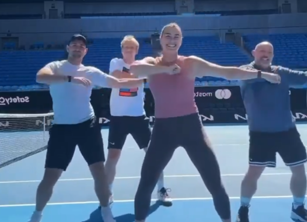 [VÍDEO] Sabalenka dá show com equipa técnica e mostra talento… para a dança