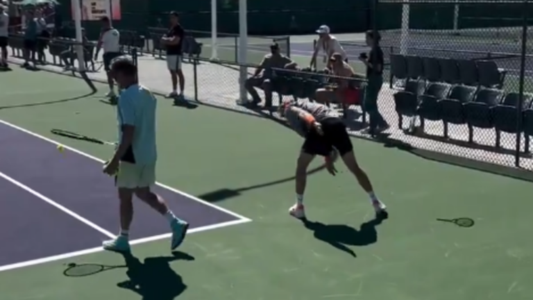 [VÍDEO] Rublev perde a cabeça e tenta destruir raquete… num treino