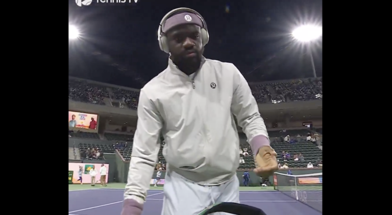 [VÍDEO] Tiafoe chegou na quadra para jogar em Indian Wells… mas não tinha raquetes