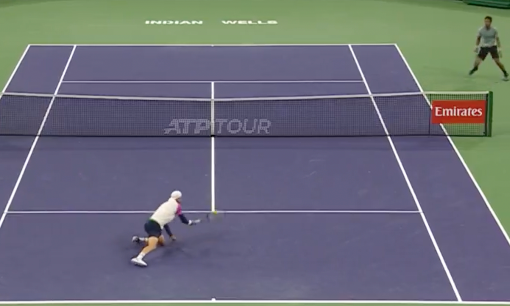 [VÍDEO] Dimitrov disparou winner… deitado no chão no triunfo contra Monfils