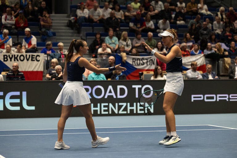 Bia Haddad e Luisa Stefani vencem tchecas e garantem primeiro ponto do Brasil na BJK Cup
