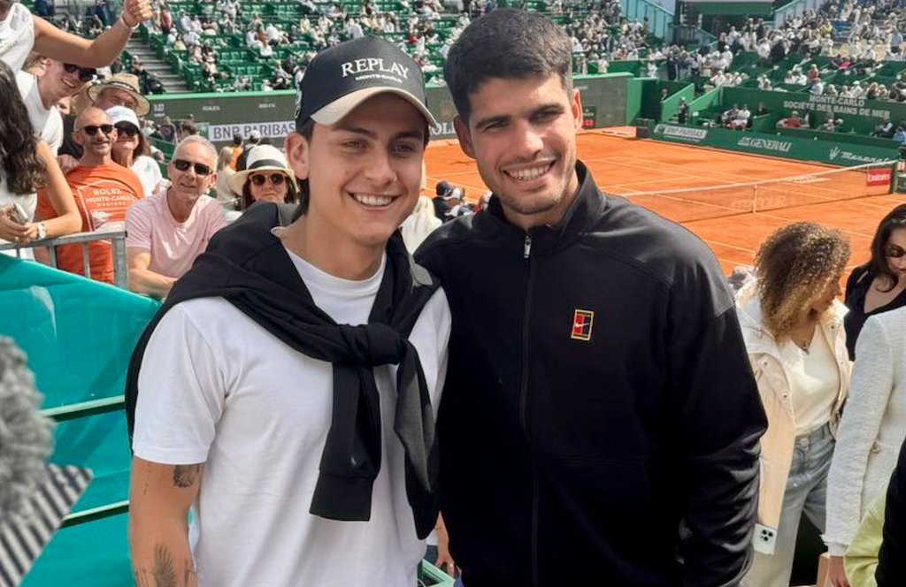 [VÍDEO] Alcaraz reencontra Dybala após quartas de final em Monte Carlo