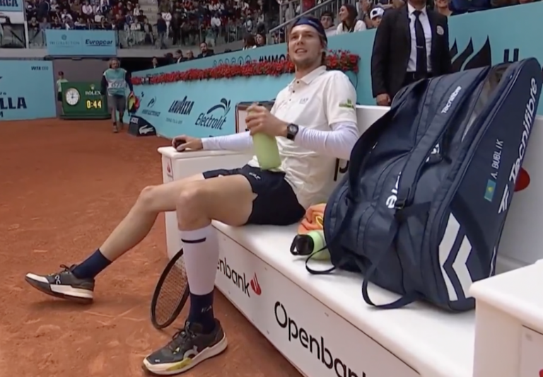 [VÍDEO] Bublik conversando durante o jogo: “Lembra quando o tênis era fácil?”