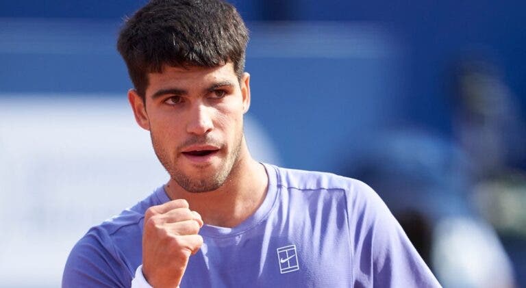 Alcaraz derrota De Minaur, soma 13 vitórias seguidas em Barcelona e retorna às semifinais