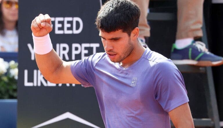 Alcaraz joga muito, soma a sua nona vitória seguida e volta à final em Barcelona