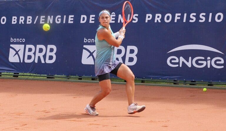 Carol Meligeni vence Gabriela Cé e vai às semis do ITF W35 de Leme