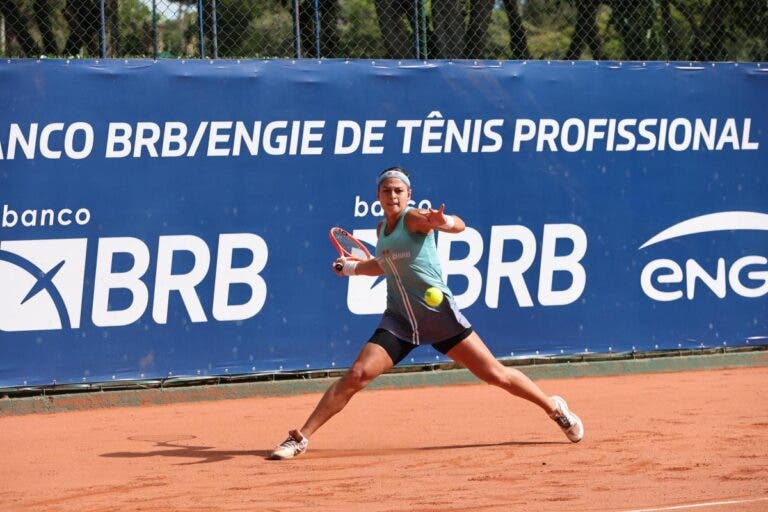 Carol Meligeni vence duelo brasileiro em São Paulo e vai à terceira final no ano