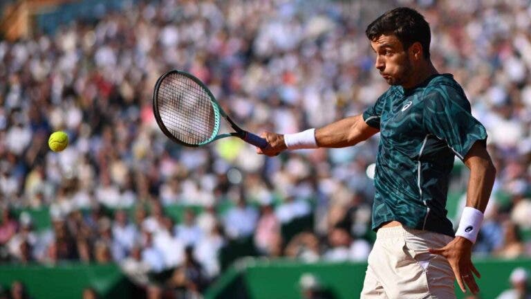Musetti derruba campeão Tsitsipas em Monte Carlo e estreia nas semis de um Masters 1000