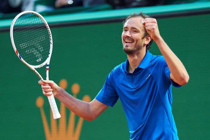 Medvedev se complica, mas segue em Monte Carlo; Dimitrov e Popyrin também vencem