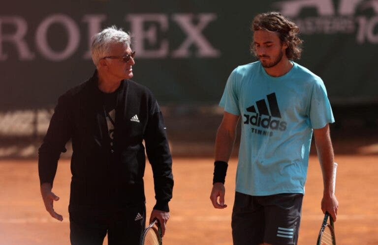 De volta? Pai de Tsitsipas aparece na box do filho na estreia em Monte Carlo
