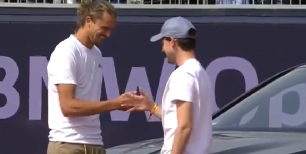 [VÍDEO] Thiem foi convidado surpresa e entregou carro a Zverev em Munique