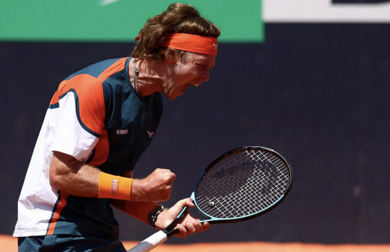 Ex-campeão Rublev volta às vitórias e avança em Hamburgo