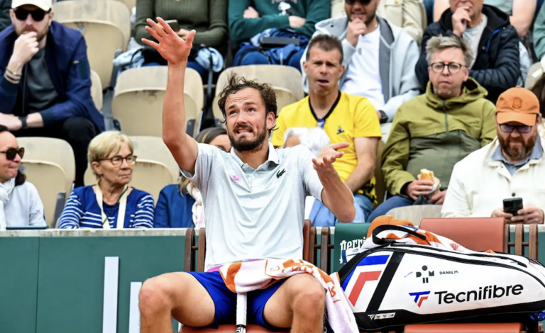Medvedev é eliminado em jogo inacreditável; Zverev avança com tranquilidade em Roland Garros