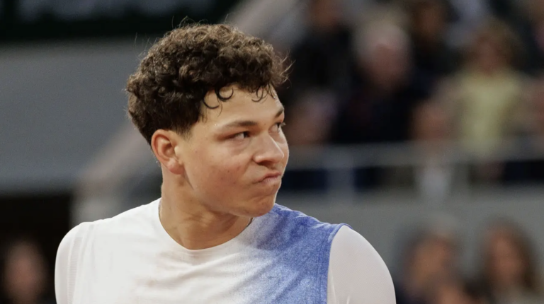 Shelton avança à terceira rodada de Roland Garros sem nem precisar entrar em quadra