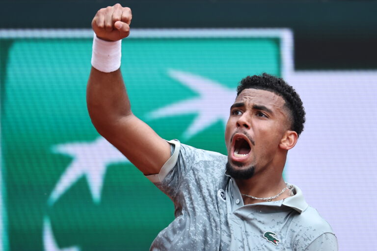 Fils conquista primeira vitória da carreira em Roland Garros; Shapovalov também impressiona