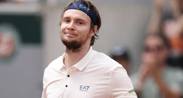 Bublik é dominado nos dois primeiros sets, mas vira e elimina De Minaur rumo à terceira rodada