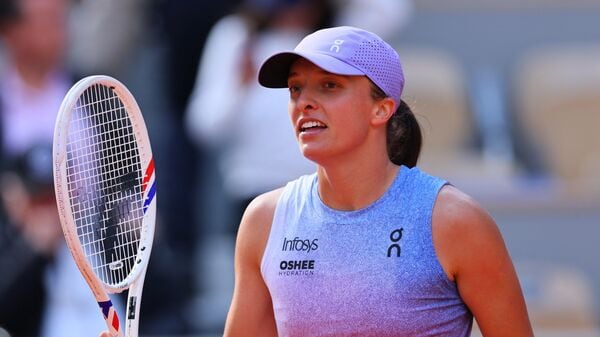 Swiatek resiste a duro segundo set, mas segue firme na defesa do título rumo às oitavas