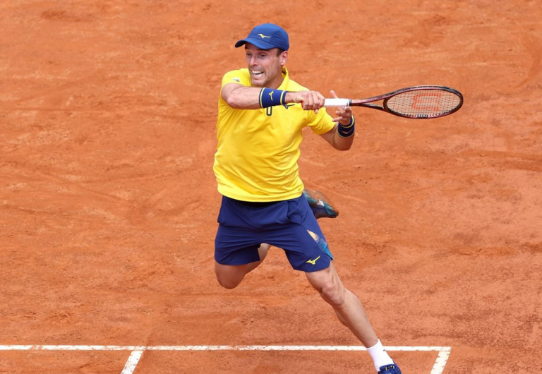 Bautista surpreende Tiafoe em Hamburgo e avança às quartas; Lehecka também segue vivo