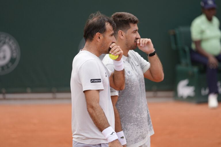 Orlando Luz resiste em duelo brasileiro rumo às quartas de duplas em Roland Garros