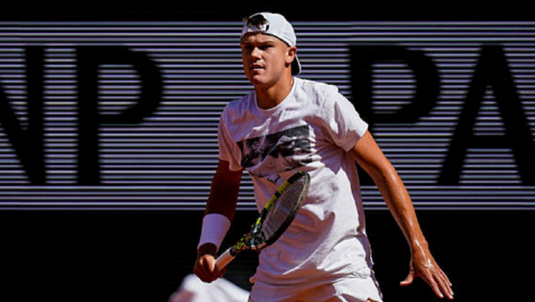 Rune faz homenagem a Nadal no primeiro treino em Roland Garros