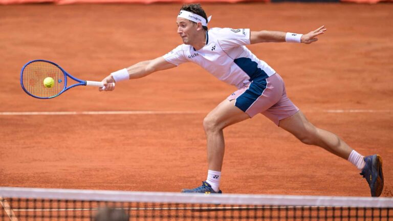 Ruud conquista nona vitória consecutiva e enfrenta Sinner nas quartas de final de Roma