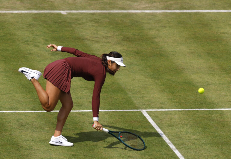 Raducanu brilha na estreia no Queen’s Club; Muchova resiste e avança