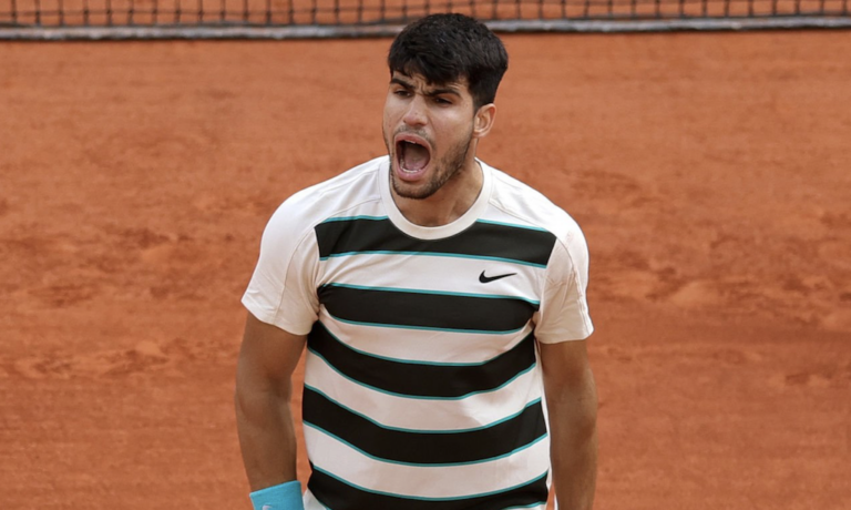 Alcaraz salva match points contra Sinner e reconquista Roland Garros em final histórica